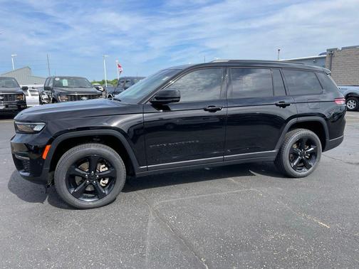 Diamond Black Crystal Pearlcoat 2023 Jeep Grand Cherokee L Limited