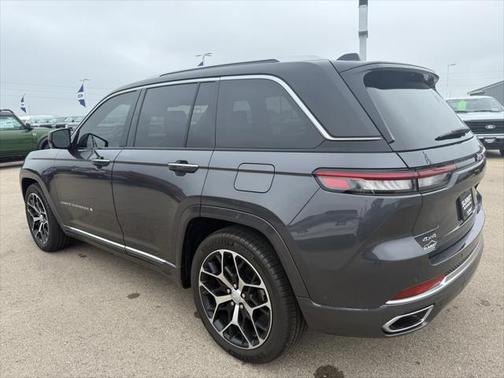 2022 Jeep Grand Cherokee Summit