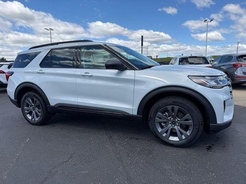 Space White Metallic 2026 Ford Explorer Active w/200A Pkg