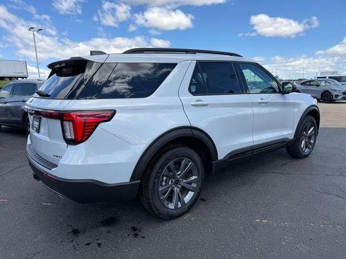 Space White Metallic 2026 Ford Explorer Active w/200A Pkg