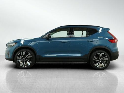 2023 Volvo XC40 Plus Dark Theme
