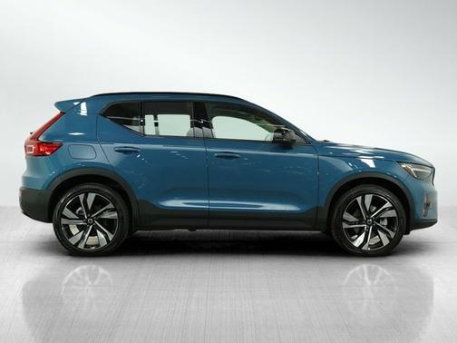 2023 Volvo XC40 Plus Dark Theme