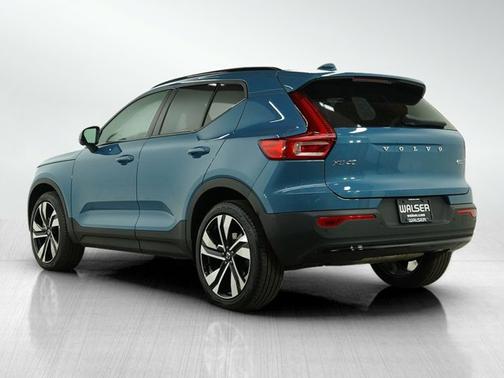 2023 Volvo XC40 Plus Dark Theme