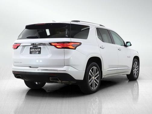 Iridescent Pearl Tricoat 2022 Chevrolet Traverse High Country