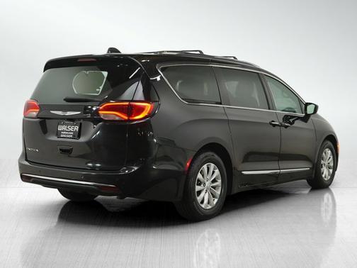 Brilliant Black Crystal Pearlcoat 2018 Chrysler Pacifica Touring L Plus
