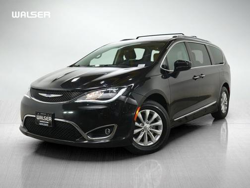 Brilliant Black Crystal Pearlcoat 2018 Chrysler Pacifica Touring L Plus