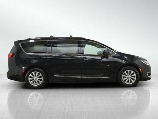 Brilliant Black Crystal Pearlcoat 2018 Chrysler Pacifica Touring L Plus