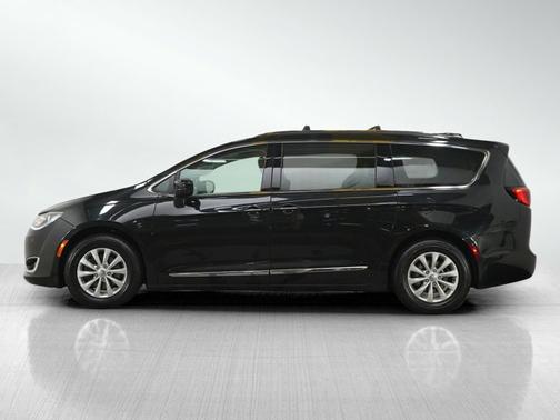 Brilliant Black Crystal Pearlcoat 2018 Chrysler Pacifica Touring L Plus