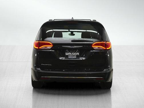 Brilliant Black Crystal Pearlcoat 2018 Chrysler Pacifica Touring L Plus