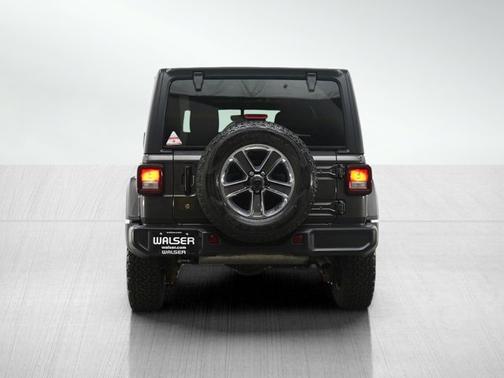 Granite Crystal Metallic Clearcoat 2019 Jeep Wrangler Sahara