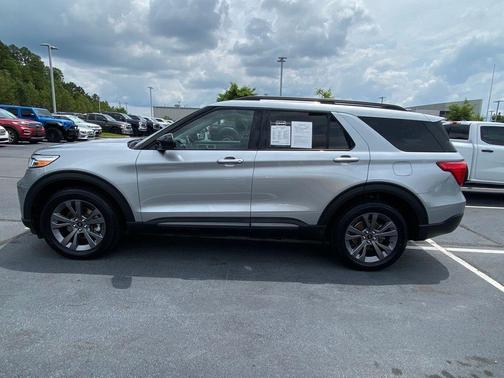 Iconic Silver Metallic 2022 Ford Explorer XLT