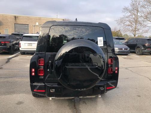 2024 Land Rover Defender P400 X-Dynamic SE