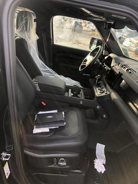 2024 Land Rover Defender P400 X-Dynamic SE