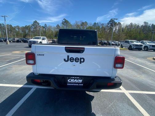 Bright White Clearcoat 2025 Jeep Gladiator Sport