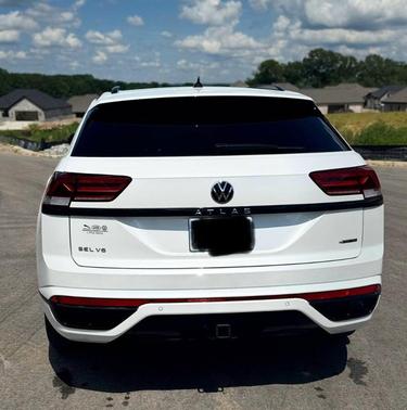 Opal White Pearl Effect 2023 Volkswagen Atlas Cross Sport 3.6 V6 SEL R-Line Black