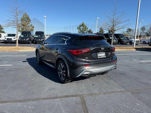 2017 INFINITI QX30 Premium
