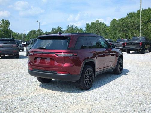 2025 Jeep Grand Cherokee Laredo