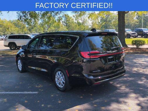 Diamond Black Crystal Pearlcoat 2026 Chrysler Pacifica Select