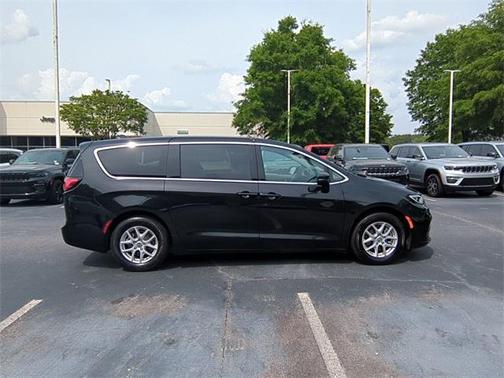 2023 Chrysler Pacifica Touring-L