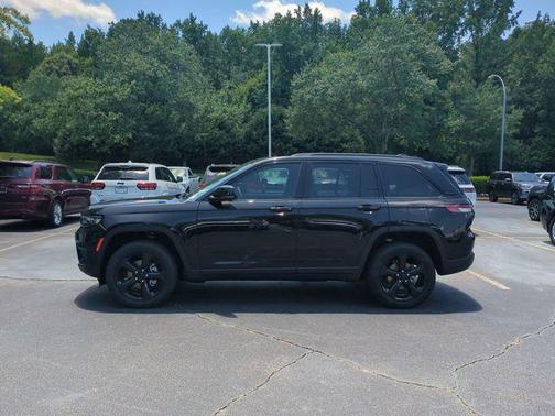 2025 Jeep Grand Cherokee Laredo