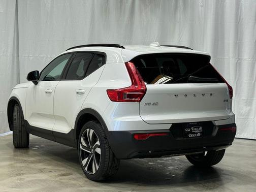 2024 Volvo XC40 B5 Plus Dark Theme