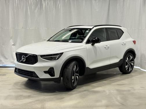 2024 Volvo XC40 B5 Plus Dark Theme