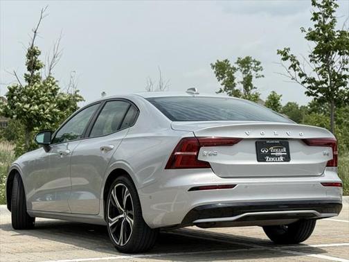 2024 Volvo S60 B5 Plus Dark Theme
