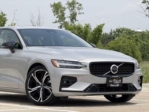 2024 Volvo S60 B5 Plus Dark Theme