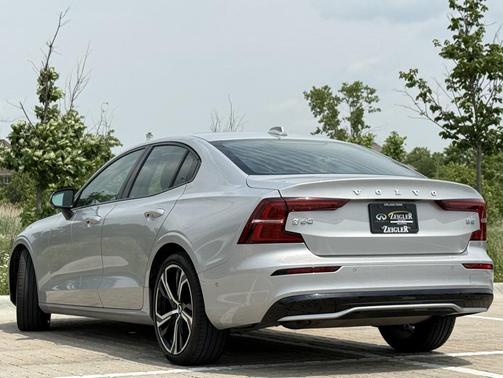 2024 Volvo S60 B5 Plus Dark Theme