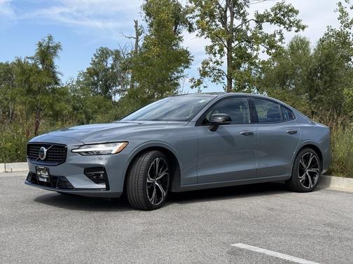 2024 Volvo S60 B5 Core Dark Theme