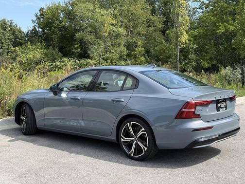 2024 Volvo S60 B5 Core Dark Theme