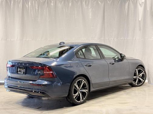 2024 Volvo S60 B5 Core Dark Theme