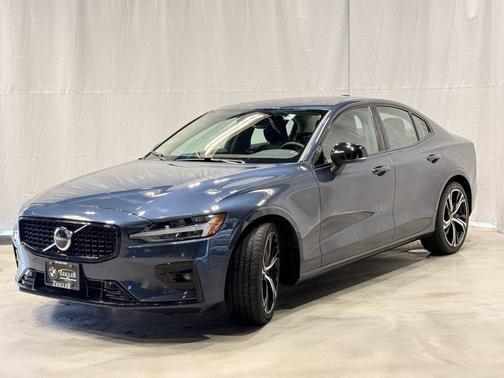 2024 Volvo S60 B5 Core Dark Theme