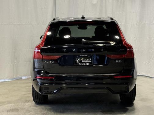 2023 Volvo XC60 Plus Dark Theme