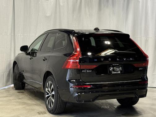 2023 Volvo XC60 Plus Dark Theme