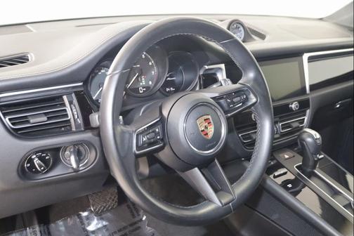 2022 Porsche Macan Base (PDK)