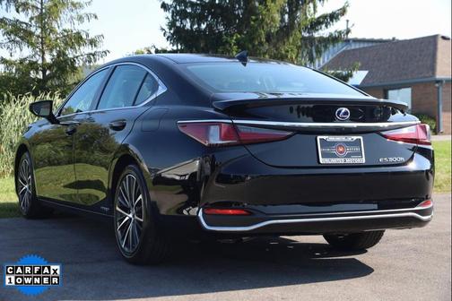 2022 Lexus ES 300h Base