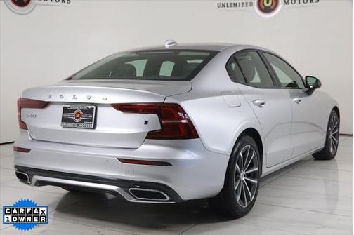 2022 Volvo S60 T5 Momentum