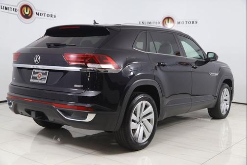 Deep Black 2022 Volkswagen Atlas Cross Sport 3.6L V6 SE w/Technology