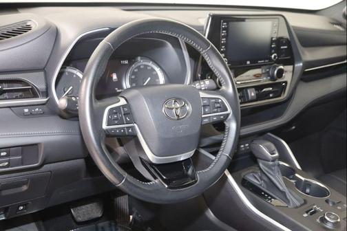 Magnetic Gray Metallic 2022 Toyota Highlander XSE