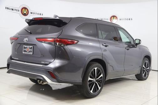 Magnetic Gray Metallic 2022 Toyota Highlander XSE