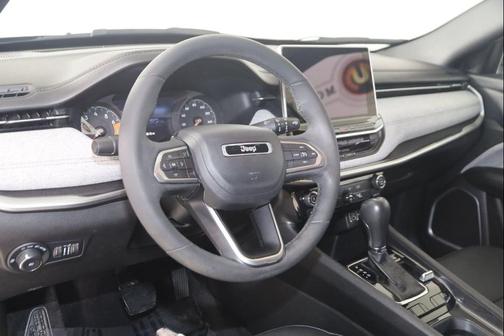 Diamond Black Crystal Pearlcoat 2023 Jeep Compass Latitude Lux