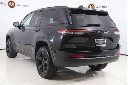 Diamond Black Crystal Pearlcoat 2024 Jeep Grand Cherokee Altitude
