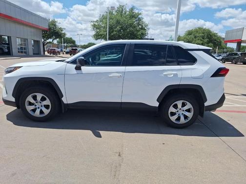 2023 Toyota RAV4 LE
