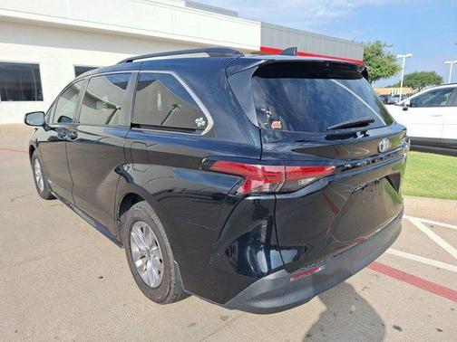 2021 Toyota Sienna LE