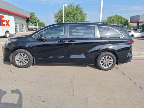 2021 Toyota Sienna LE