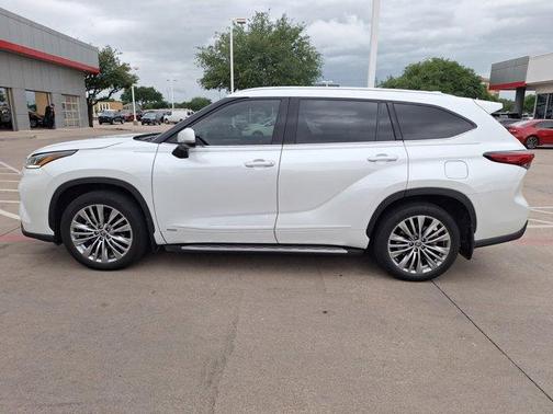 2022 Toyota Highlander Hybrid Platinum