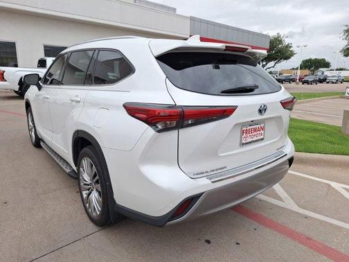 2022 Toyota Highlander Hybrid Platinum