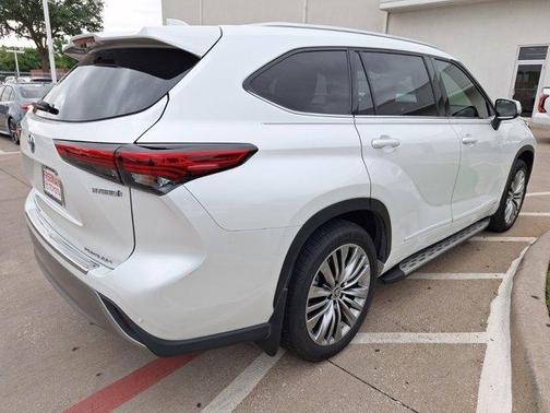 2022 Toyota Highlander Hybrid Platinum