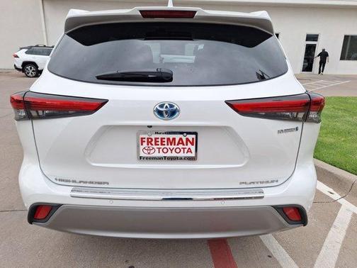 2022 Toyota Highlander Hybrid Platinum